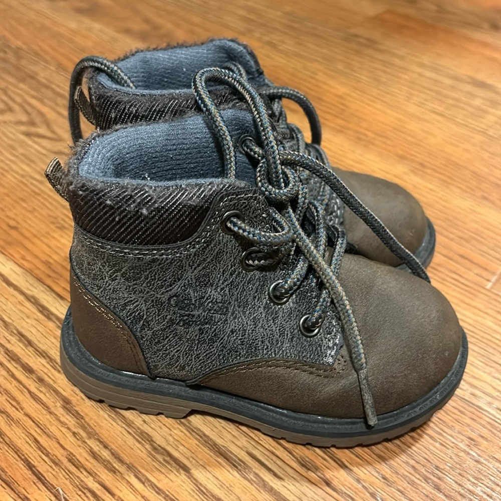 Oshkosh boots size 6 boys (baby b’gosh)